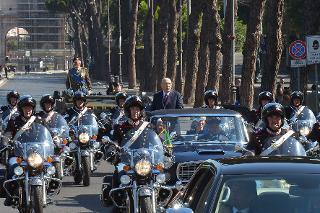 Il Presidente Giorgio Napolitano nel corso della rassegna alle truppe schierate per la rivista militare, in occasione della Festa Nazionale della Repubblica