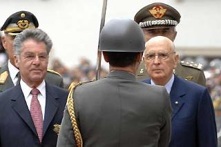 Il Presidente Giorgio Napolitano con il Presidente Federale della Repubblica d'Austria, Heinz Fischer, riceve gli Onori militari all'arrivo alla Hofburg