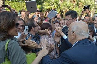 Il Presidente Giorgio Napolitano saluta il pubblico in visita ai Giardini del Quirinale in occasione della Festa della Repubblica