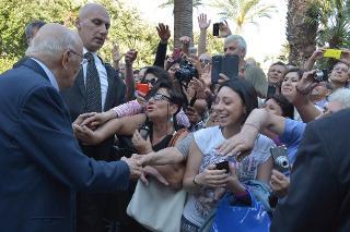 Il Presidente Giorgio Napolitano saluta il pubblico in visita ai Giardini del Quirinale in occasione della Festa della Repubblica