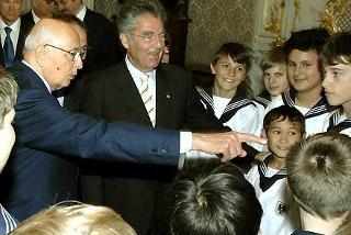 Il Presidente Giorgio Napolitano, accompagnato da Heinz Fischer, Presidente Federale della Repubblica d'Austria, durante la visita a Palazzo Augarten per assistere ad una rappresentazione dei Giovani Cantori di Vienna