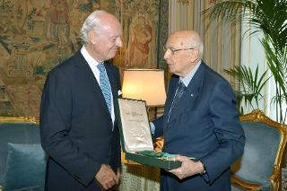 Il Presidente Giorgio Napolitano con l'ambasciatore Staffan De Mistura, in occasione della consegna dell'onorificenza di Cavaliere di Gran Croce dell'Ordine al Merito della Repubblica Italiana