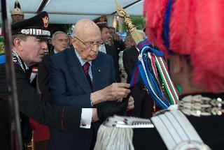 Il Presidente Giorgio Napolitano con a fianco il Comandante Generale dell'Arma dei Carabinieri Leonardo Gallitelli,consengna l'onorificenza di Cavaliere dell'Ordine Militare d'Italia alla bandiera di guerra dell'Arma dei Carabinieri