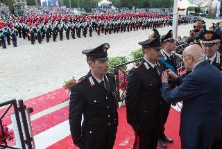 Il Presidente Giorgio Napolitano consegna le onorificenze nel corso della celebrazione del 200° anniversario di fondazione dell'Arma dei Carabinieri