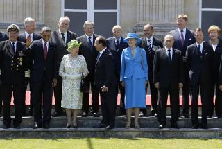 Il Presidente della Repubblica Giorgio Napolitano e i Capi delegazione in occasione della cerimonia per il 70° anniversario dello sbarco in Normandia
