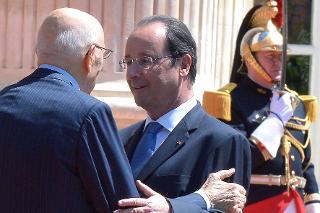 Il Presidente Giorgio Napolitano accolto dal Presidente della Repubblica Francese Francois Hollande al Castello di Benouville, in occasione della partecipazione alla cerimonia di commemorazione del 70° Anniversario dello sbarco in Normandia
