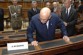 Il Presidente Giorgio Napolitano osserva lo scranno del Deputato Alcide De Gasperi durante la visita al Parlamento austriaco
