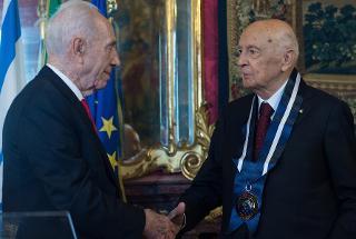 Il Presidente Giorgio Napolitano con Shimon Peres, Presidente dello Stato di Israele, subito dopo aver ricevuto l'onorificenza &quot;The Presidential Award of Distinction&quot;