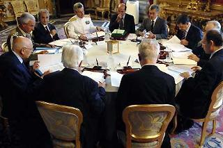 Il Presidente Giorgio Napolitano con i componenti del Consiglio supremo di difesa durante i lavori