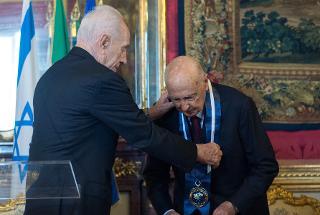 Il Presidente Giorgio Napolitano riceve da Shimon Peres, Presidente dello Stato di Israele, l'onorificenza &quot;The Presidential Award of Distinction&quot;