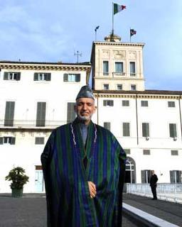 Il Presidente della Repubblica Islamica dell'Afghanistan, Hamid Karzai, posa per una foto ricordo davanti al Torrino del Quirinale in occasione della visita ai giardini.