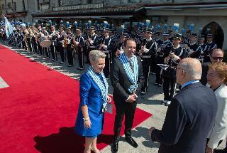 Il Presidente Giorgio Napolitano con i Capitani Reggenti Valeria Ciavatta e Luca Beccari nel corso degli Onori Militari in Piazza della Libertà