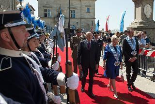 Il Presidente Giorgio Napolitano con i Capitani Reggenti Valeria Ciavatta e Luca Beccari nel corso degli Onori Militari in Piazza della Libertà