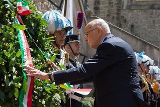 Il Presidente Giorgio Napolitano depone una corona al Monumento ai Volontari sammarinesi di tutte le guerre