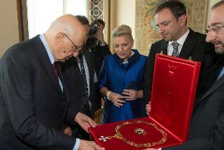 Il Presidente Giorgio Napolitano con i Capitani Reggenti Valeria Ciavatta e Luca Beccari riceve l'onorificenza del Gran Collare dell'Ordine Equestre di San Marino