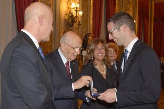 Il Presidente Giorgio Napolitano consegna il Premio Debutto nella Ricerca al Dott. Nicola Bortolamei in occasione della cerimonia di premiazione dei vincitori dell'Eni Award 2014