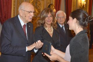 Il Presidente Giorgio Napolitano consegna il Premio Debutto nella Ricerca alla Dott.ssa Martina Siena in occasione della cerimonia di premiazione dei vincitori dell'Eni Award 2014