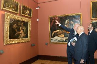 Il Presidente Giorgio Napolitano osserva alcune opere delle Gallerie di Palazzo Zevallos Stigliano