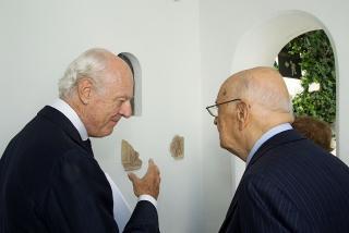 Il Presidente Napolitano con l'Ambasciatore Staffan De Mistura durante la visita a Villa San Michele