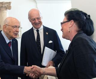 Il Presidente Giorgio Napolitano con l'Ambasciatore Staffan De Mistura e l'Ambasciatore di Svezia a Roma durante la visita a Villa San Michele