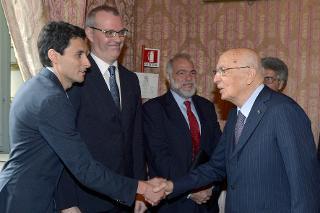 Il Presidente Giorgio Napolitano saluta alcuni vincitori dei premi conferiti dall'Accademia Nazionale dei Lincei per l'anno Accademico 2014 in occasione della cerimonia di chiusura dell'Anno Accademico