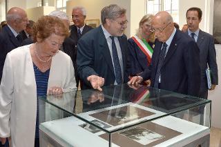Il Presidente Giorgio Napolitano accompagnato dalla signora Clio Napolitano durante la visita alla mostra &quot;Alisto. Dalle trincee della grande guerra ai nuovi sentieri della pace e della convivenza&quot;