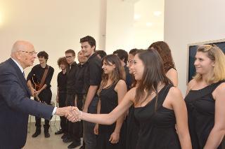 Il Presidente Giorgio Napolitano saluta il Coro giovanile Freevoices
