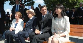 Il Presidente Giorgio Napolitano, il Presidente della Repubblica di Slovenia Borut Pahor e le rispettive consorti sulla &quot;panchina della pace&quot;