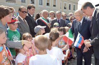 Il Presidente Giorgio Napolitano e il Presidente della Repubblica di Slovenia Borut Pahor salutano i bambini in Piazza Europa a Nova Gorica