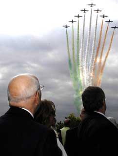 Il Presidente Giorgio Napolitano osserva, dalla terrazza del Gianicolo,il passaggio delle &quot;Frecce Tricolori&quot; dopo aver deposto una corona d'alloro al Monumento dedicato all'eroe, nel 200°anniversario della nascita di Giuseppe Garibaldi