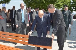 Il Presidente Giorgio Napolitano e il Presidente della Repubblica di Slovenia il Borut Pahor scoprono una targa commemorativa dell'incontro apposta su una panchina denominata &quot;panchina della pace&quot; a Monte Santo