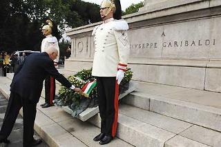 Il Presidente Giorgio Napolitano depone una corona d'alloro al Monumento dedicato a Giuseppe Garibaldi nel bicentenario della nascita