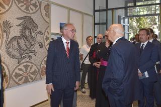 Il Presidente Giorgio Napolitano alla sede della &quot;Fondazione Aquileia&quot; nel corso della visita del Museo , illustrata dal direttore Dott. Cristiano Tiussi