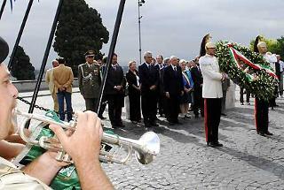 Il Presidente Giorgio Napolitano durante la cerimonia della deposizione di una corona d'alloro al Monumento dedicato all'eroe nel 200° annniversario della nascita di Giuseppe Garibaldi