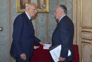 Il Presidente Napolitano nel corso dell'incontro con il Prof. Francesco Paolo Casavola, Presidente del Comitato Nazionale per la Bioetica e una delegazione del Comitato