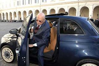 Il Presidente Giorgio Napolitano con la nuova Fiat 500 al Quirinale, presenti i Massimi dirigenti della Casa torinese