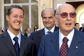 Il Presidente Giorgio Napolitano con il Ministro Pierluigi Bersani e Michael Schumacher in occasione della presentazione della nuova Fiat 500