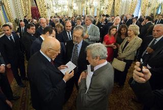 Il Presidente Giorgio Napolitano al termine dell'incontro con i componenti dell'Associazione Stampa Parlamentare, i Direttori dei quotidiani e delle agenzie giornalistiche ed i giornalisti accreditati presso il Quirinale per la consegna del &quot;Ventaglio&quot; da parte dell'Associaizone Stampa Parlamentare
