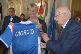 Il Presidente Giorgio Napolitano riceve da Roberta Pinotti, Ministro della Difesa, la maglietta in dotazione alla squadra paralimpica per i campionati &quot;Invictus Games 2014&quot;