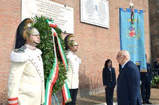 Il Presidente Giorgio Napolitano durante la deposizione di una corona d'alloro davanti alla lapide commemorativa dei Caduti militari e civili di Porta San Paolo in occasione del 71° anniversario della Difesa di Roma