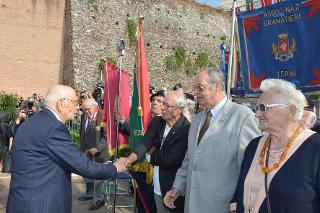 Il Presidente Giorgio Napolitano saluta alcuni componenti delle Associazioni combattentistiche in occasione del 71° anniversario della difesa di Roma