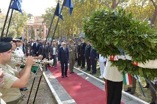 Il Presidente Giorgio Napolitano nel corso della deposizione di una corona d'alloro al Parco della Resistenza in occasione del 71° anniversario della Difesa di Roma