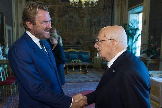 Il Presidente Giorgio Napolitano accoglie Bernabò Bocca, Presidente di Federalberghi, in occasione dell'incontro con una delegazione della Federazione