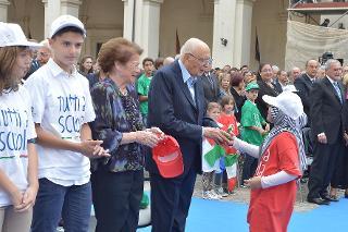 Il Presidente Giorgio Napolitano saluta una ragazza nel corso della cerimonia di inaugurazione dell'anno scolastico