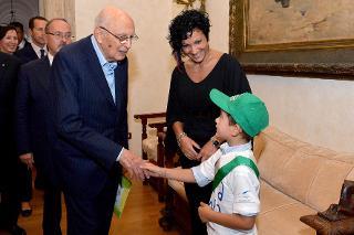 Il Presidente Giorgio Napolitano saluta un bambino al termine della cerimonia di inaugurazione dell'anno scolastico