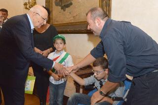 Il Presidente Giorgio Napolitano saluta alcuni bambini al termine della cerimonia di inaugurazione dell'anno scolastico