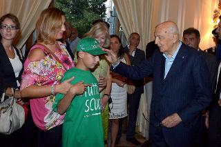 Il Presidente Giorgio Napolitano con un alunno della scuola media Di Donato di Roma
