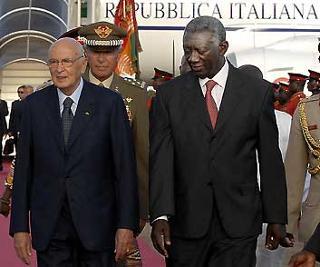 Il Presidente Giorgio Napolitano con John Agyekum Kufuor, Presidente della Repubblica del Ghana, riceve gli Onori militari all'arrivo all'aeroporto Kotoka.
