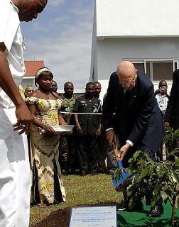 Il Presidente della Repubblica Giorgio Napolitano durante la messa a dimora di un piccolo albero nel giardino del Kofi Annan International Center.