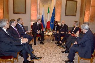 Il Presidente Giorgio Napolitano con il Presidente della Repubblica Federale Russa Vladimir Putin e le delegazioni ufficiali italiana e russa